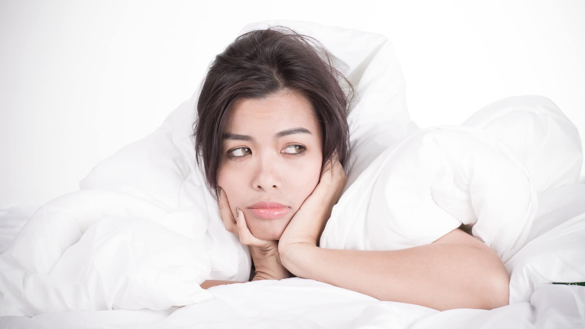 besser Schlafen Frau im Bett kann nicht schlafen mit Blick zur Seite