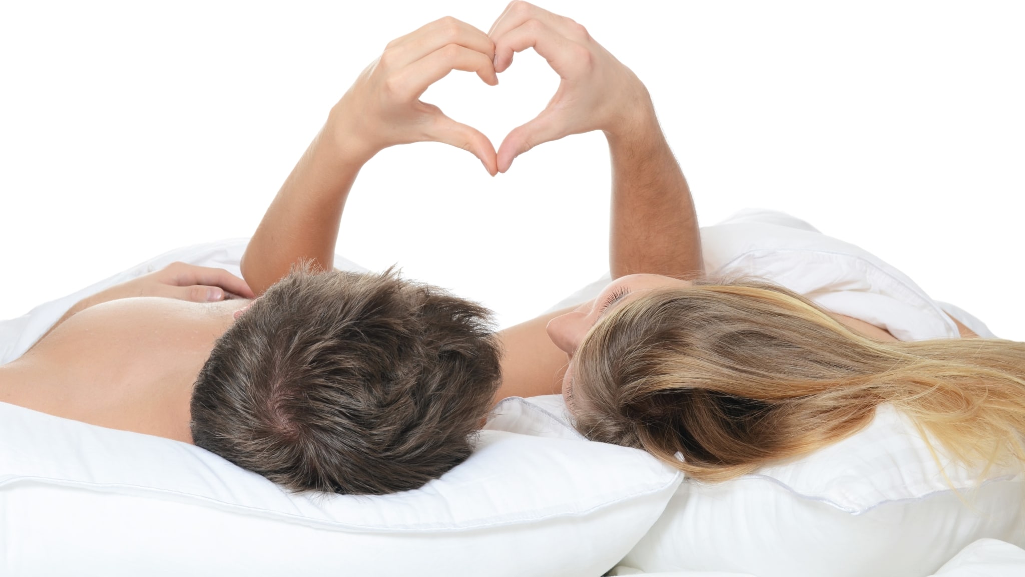besser Schlafen Frau und Mann im Bett formen mit Händen ein Herz verliebt und gut geschlafen