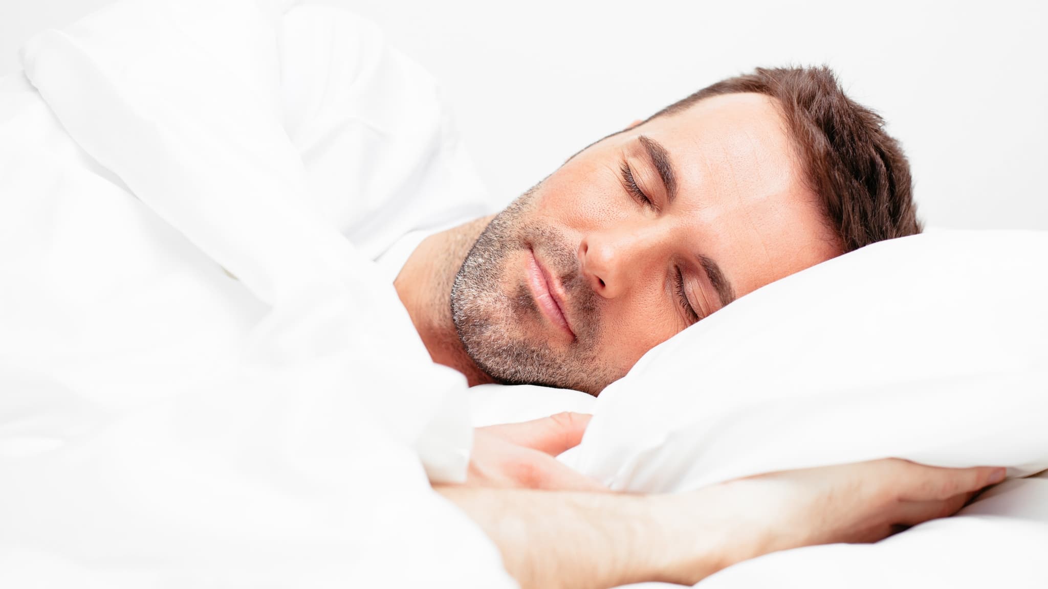 besser Schlafen Mann im Bett gut schlafend auf Polster