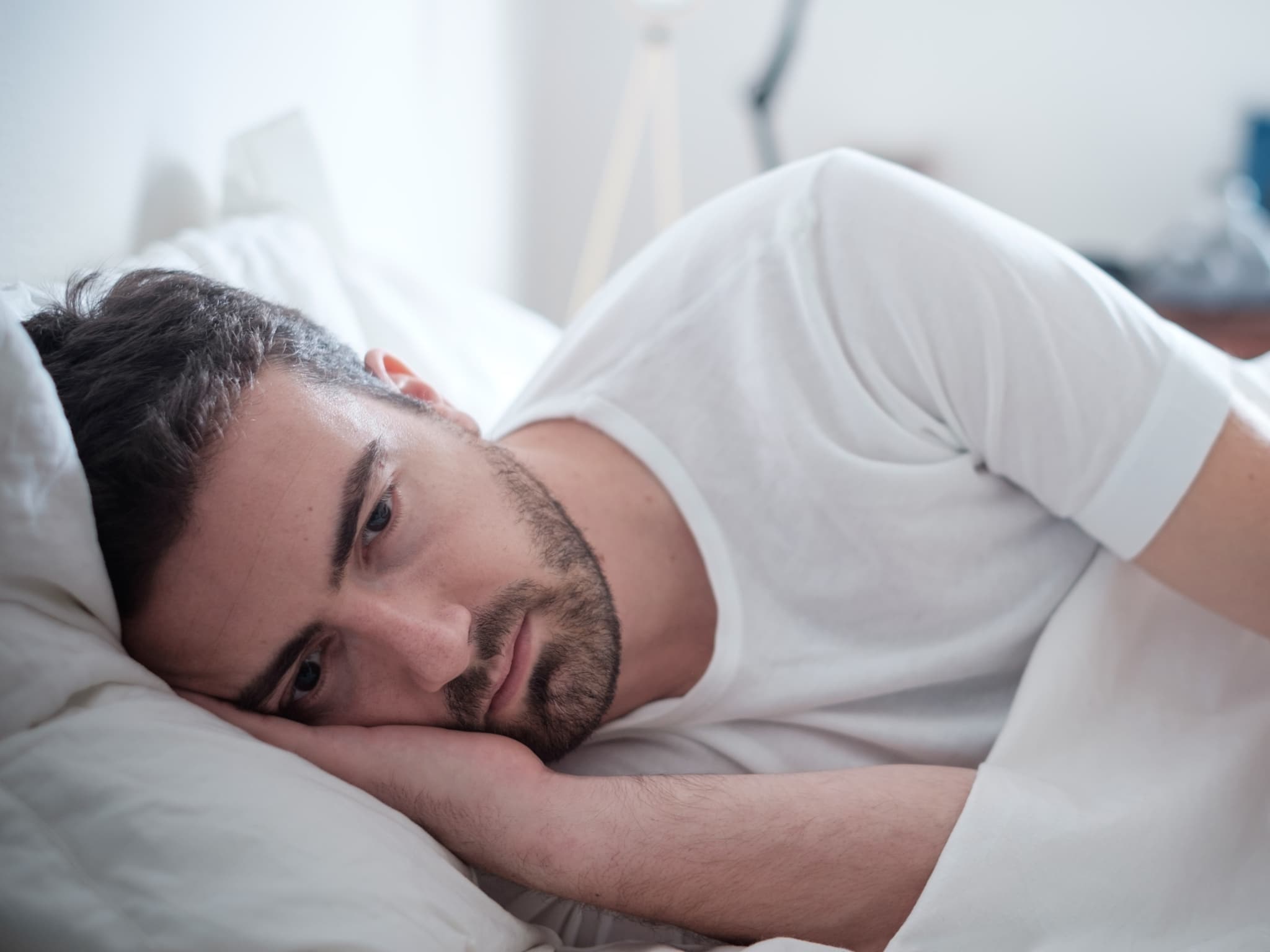 besser Schlafen Mann im Bett kann nicht einschlafen