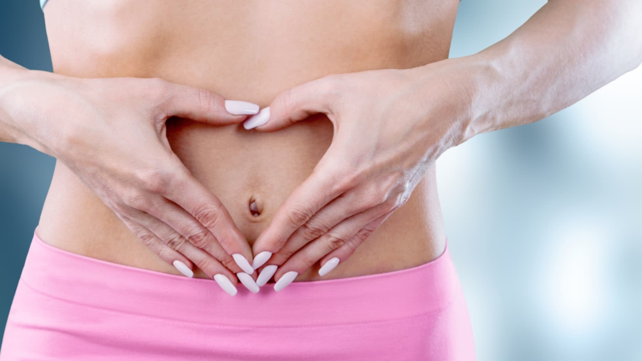 optimierte darmgesundheit frau herz mit händen am bauch gesunde darmflora