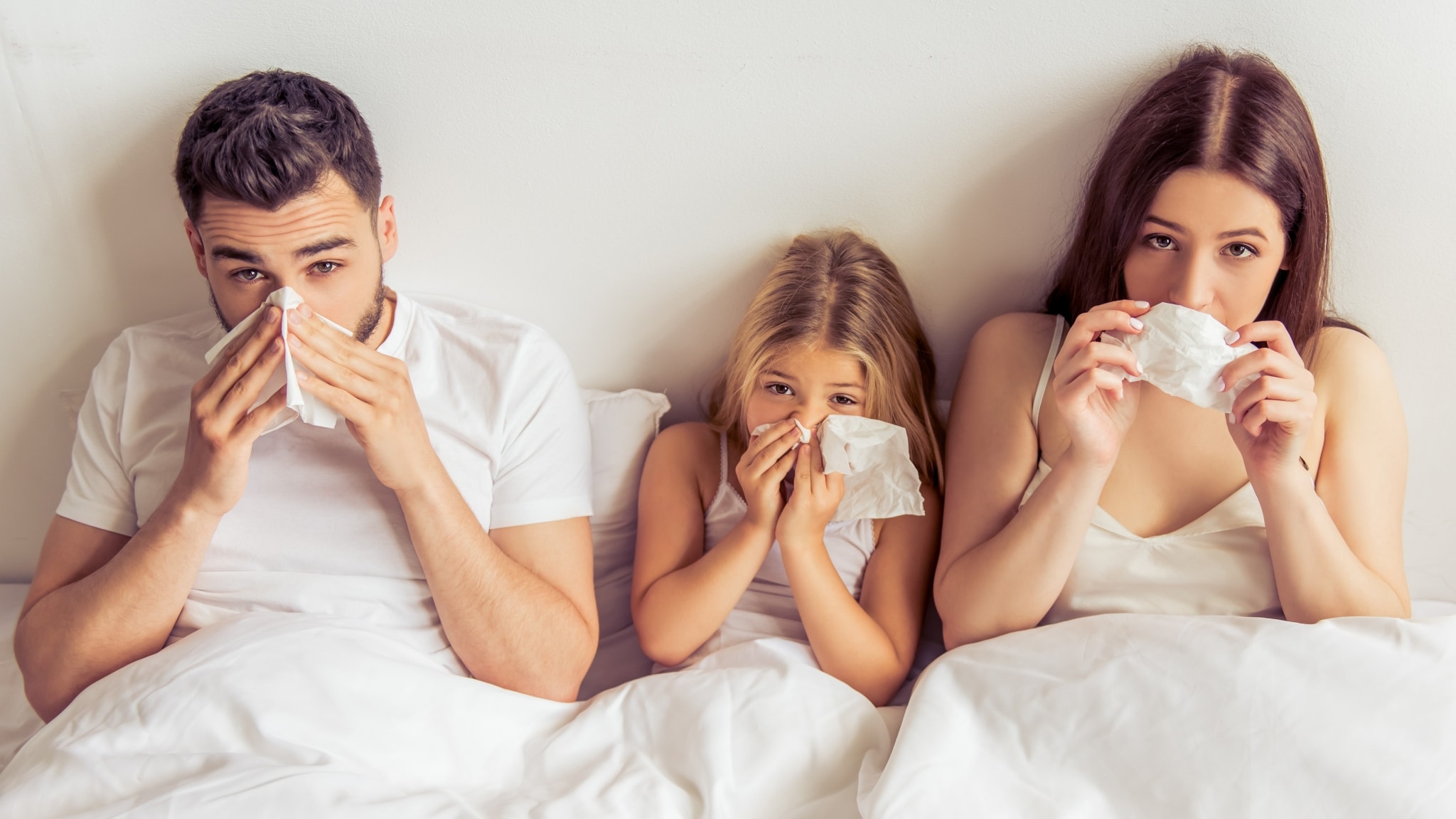 Immunsystem stärken Immunschutz mit Resisteen Familie mit Schnupfen beim Nase putzen